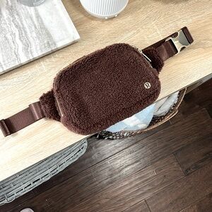 Lululemon fuzzy large size belt bag with gold metal buckles